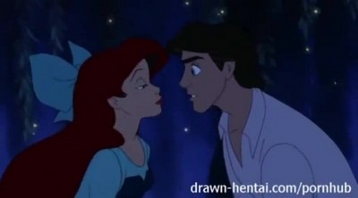 Принц и Русалочка Ариель из мультфильма Дисней наслаждаются романтическим вечером.