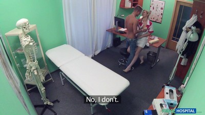 Медсестра проводит обследование своего подкаченного пациента в больнице.