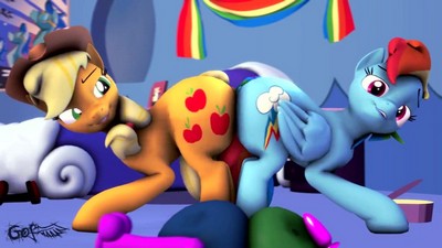 Май Литл Пони получают удовольствие от игры с интимной игрушкой.